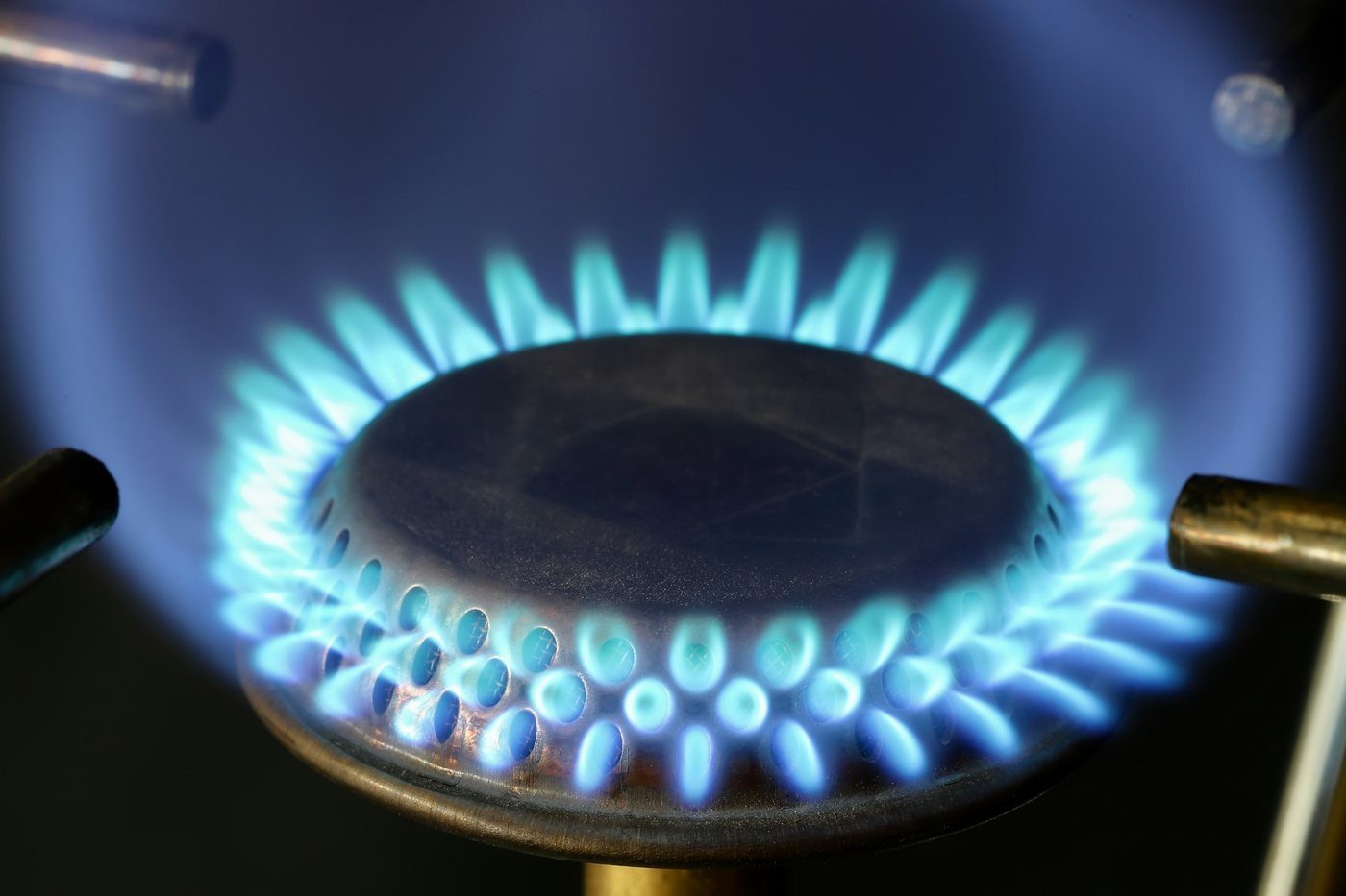 Corona di fiammelle blu di un bruciatore a gas