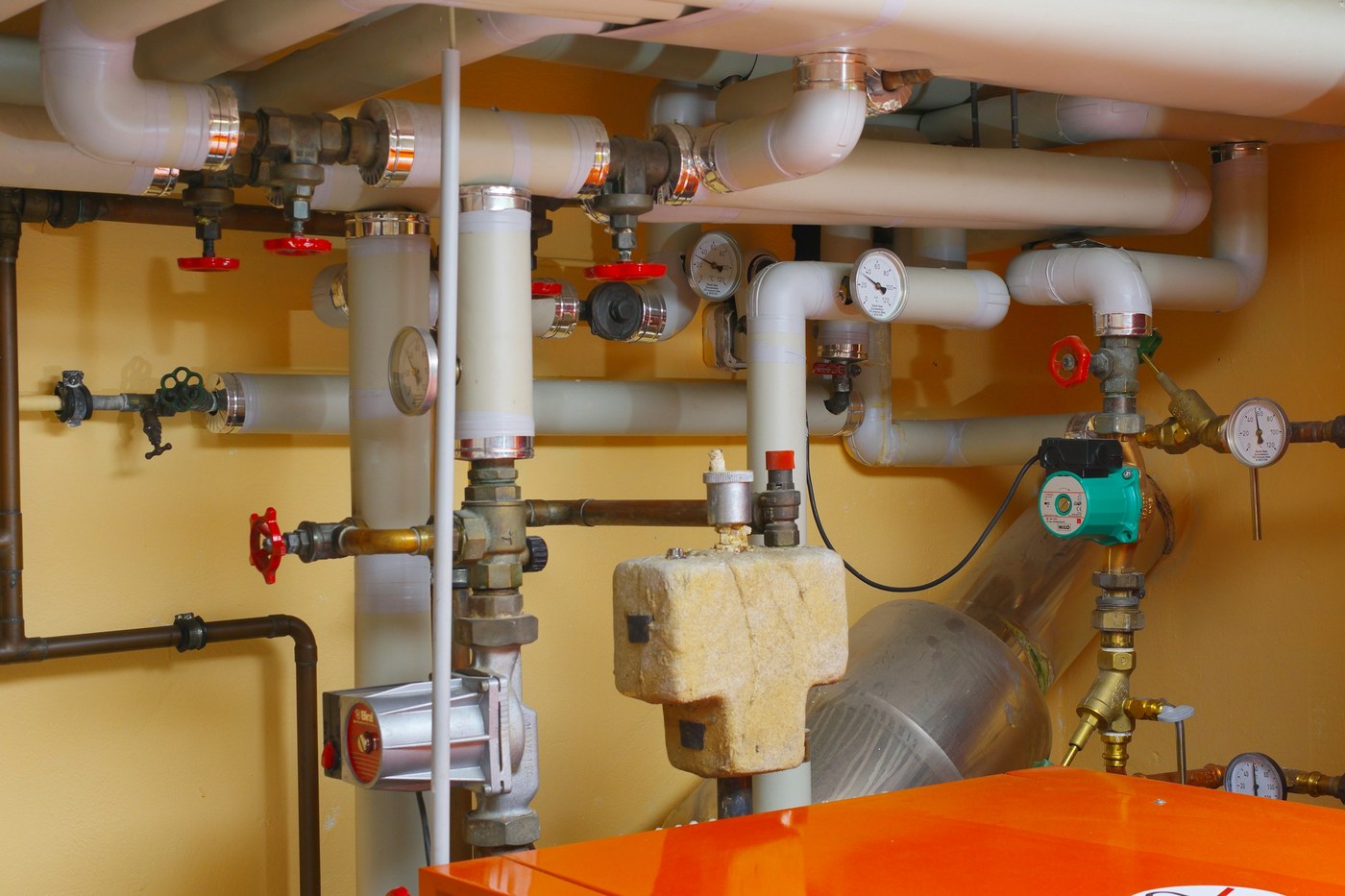 Centrale termica con tubi e valvole