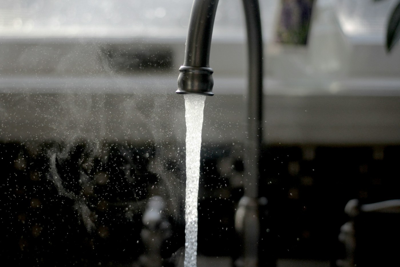 Acqua che scende dal rubinetto