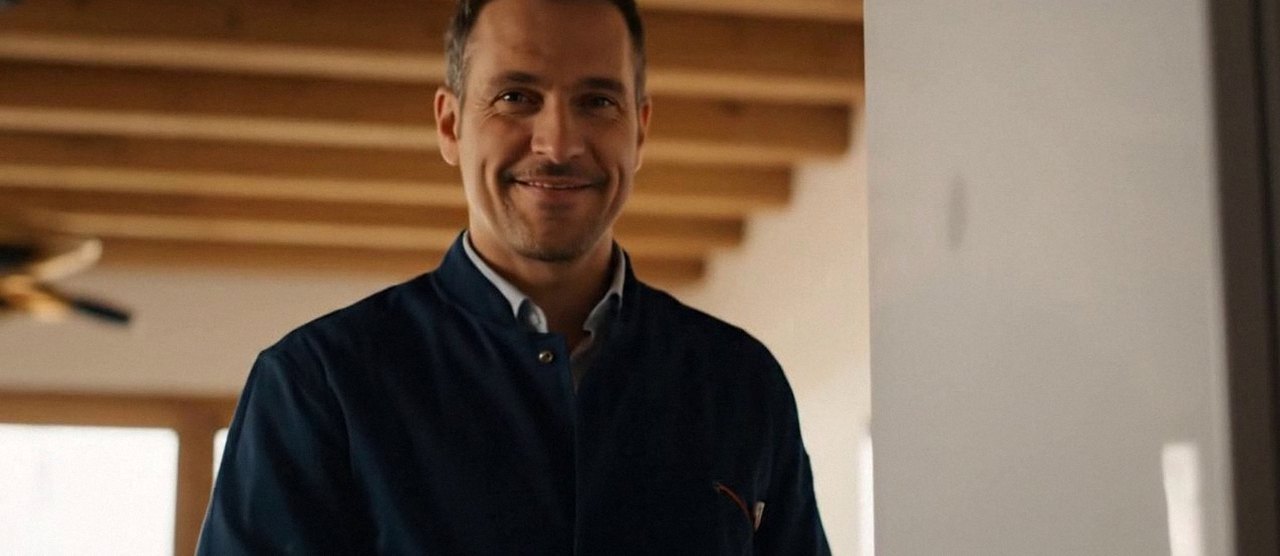Tecnico sorridente in una casa dopo un intervento, durante il lavaggio chimico dell'impianto di una caldaia Hermann Saunier Duval a Sommacampagna