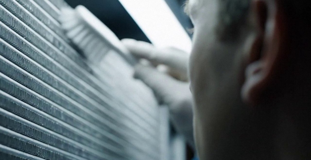 Tecnico che pulisce lo scambiatore di calore della caldaia, Verona e provincia, durante un pronto intervento di una caldaia Lamborghini a Caldiero