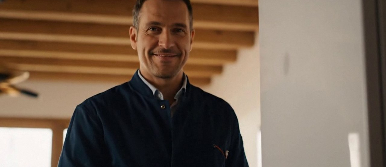 Tecnico sorridente in una casa dopo un intervento, Verona e provincia, durante un pronto intervento di una caldaia Ocean a Legnago