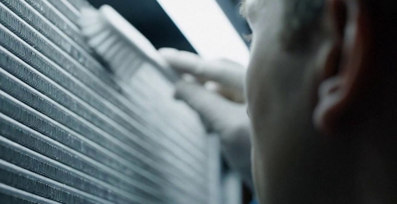 Tecnico che pulisce lo scambiatore di calore della caldaia, Verona e provincia, durante un pronto intervento di una caldaia Ocean a Sant’Ambrogio di Valpolicella