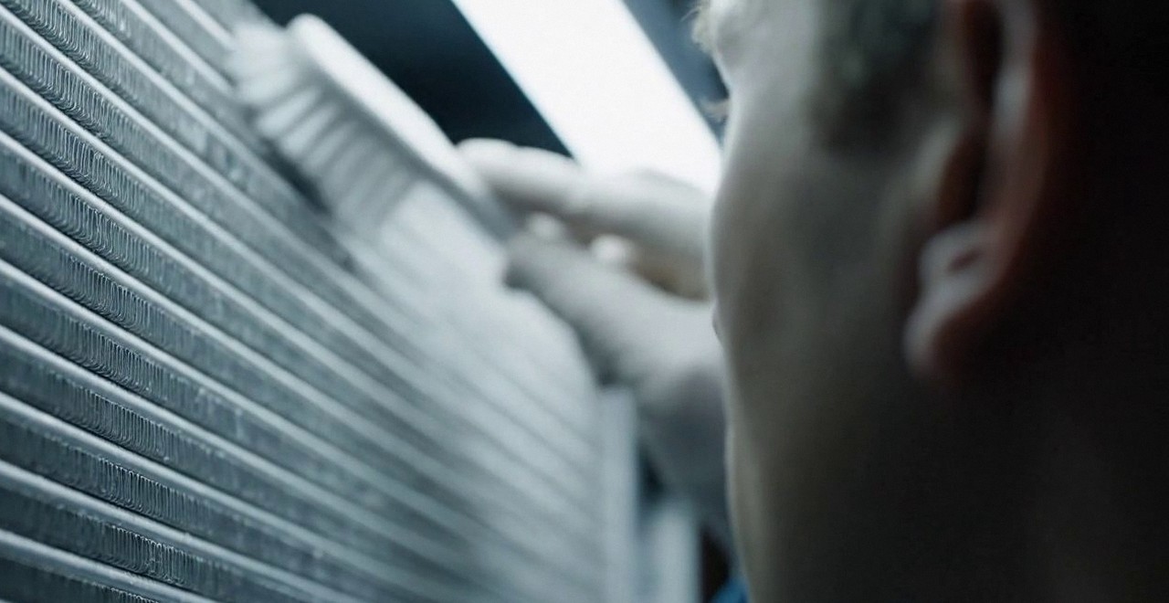 Tecnico che pulisce lo scambiatore di calore della caldaia, Verona e provincia, durante un pronto intervento di una caldaia Ocean a Sona