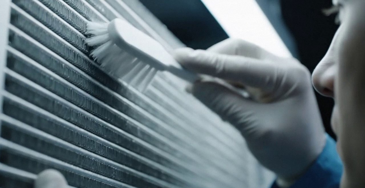 Tecnico che pulisce lo scambiatore di calore della caldaia, Verona e provincia, per leggere il codice errore di una caldaia Riello a Borgo Milano