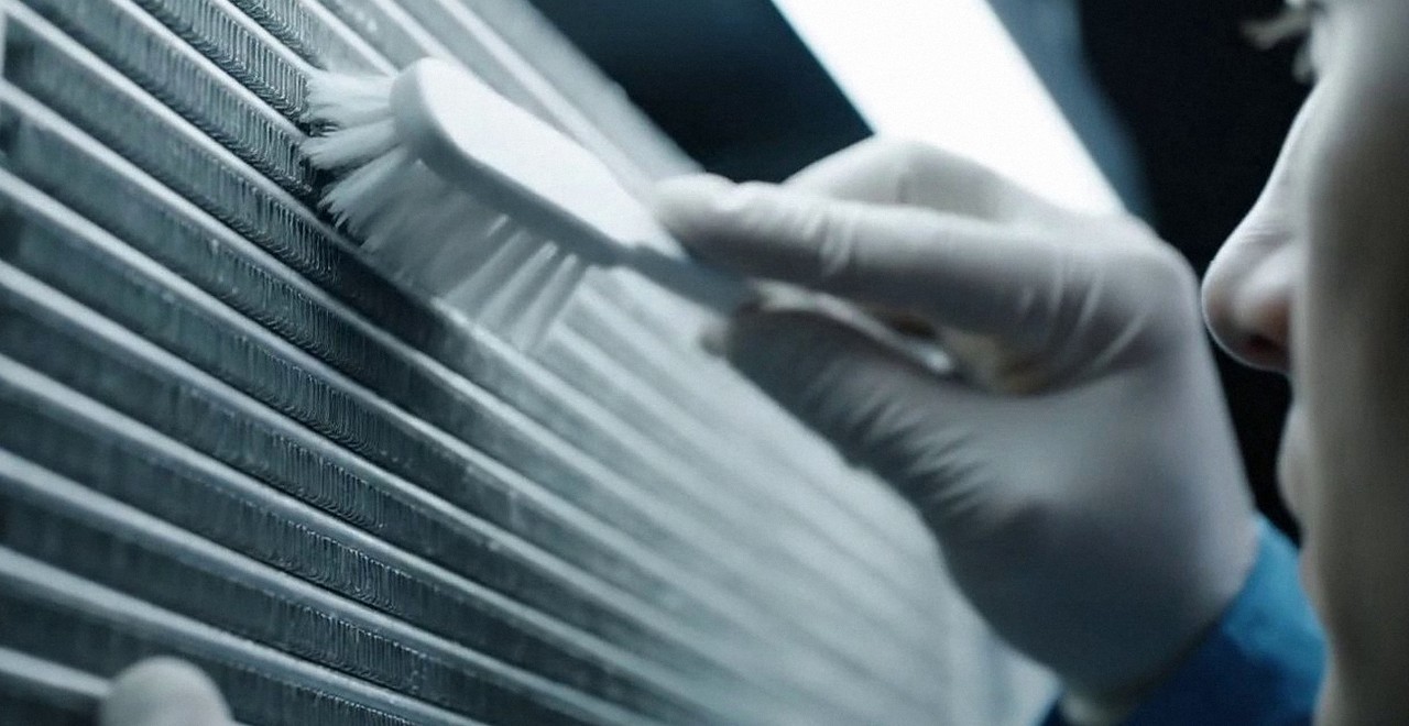 Tecnico che pulisce lo scambiatore di calore della caldaia, Verona e provincia, durante un pronto intervento di una caldaia Riello a Lavagno