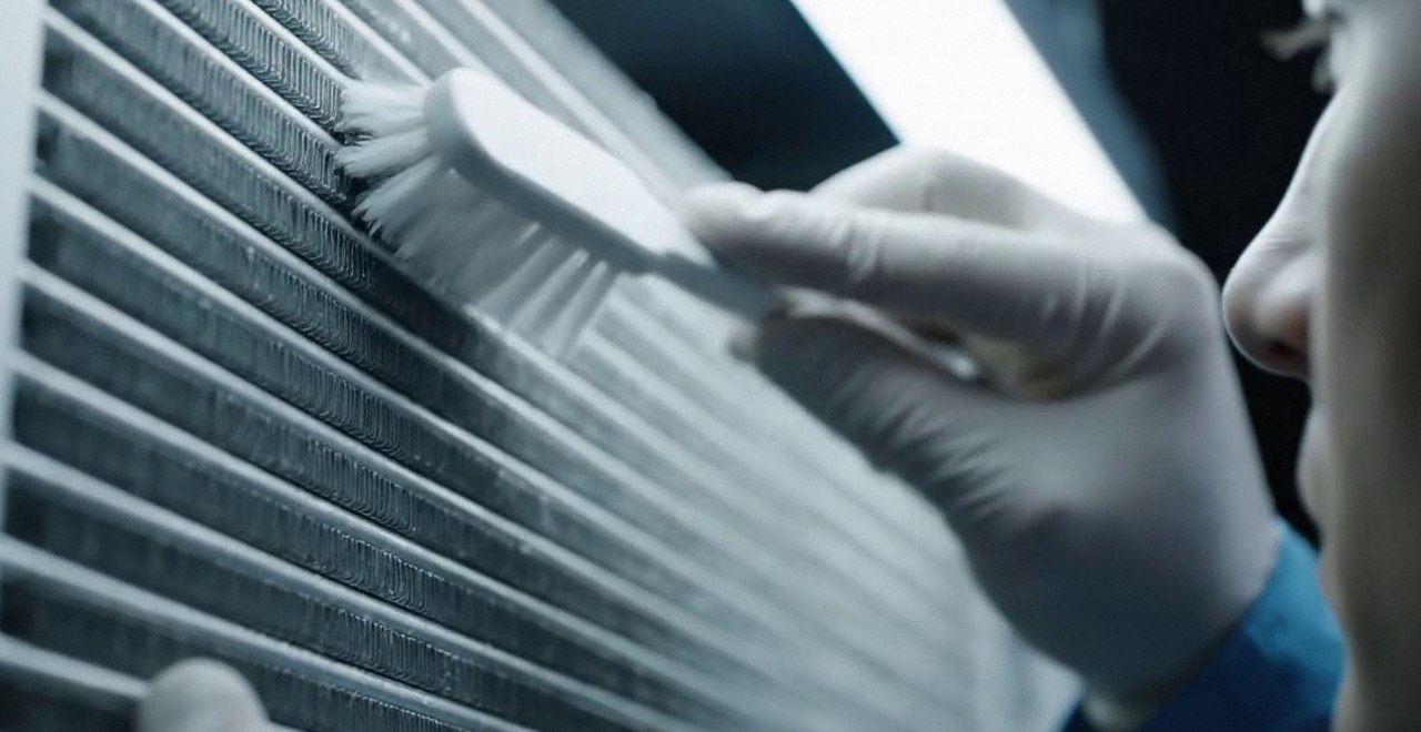 Tecnico che pulisce lo scambiatore di calore della caldaia, Verona e provincia, per leggere il codice errore di una caldaia Sime a Borgo Milano
