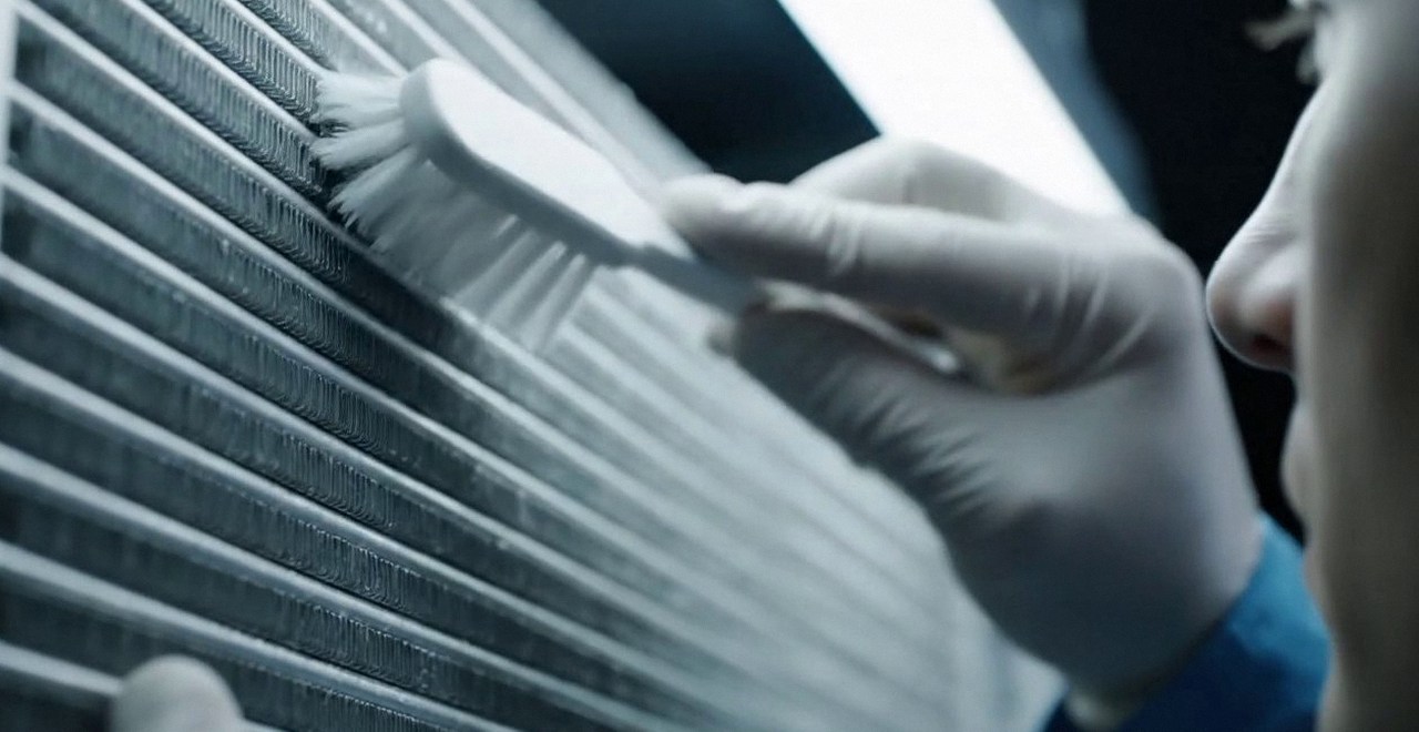 Tecnico che pulisce lo scambiatore di calore della caldaia, durante il lavaggio chimico dell'impianto di una caldaia Sime a Borgo Roma