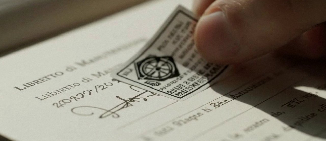 Firma sul libretto dell'impianto dopo l'intervento, durante la manutenzione di una caldaia Sime a Bovolone