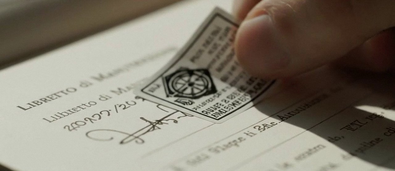 Firma sul libretto dell'impianto dopo l'intervento, durante la manutenzione di una caldaia Sime a Caldiero