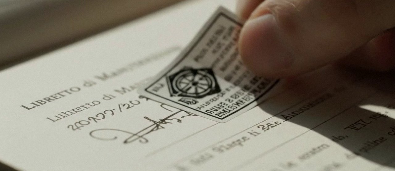 Manutenzione caldaia Sime a Lazise Firma sul libretto dell'impianto dopo l'intervento, durante la manutenzione di una caldaia Sime a Lazise