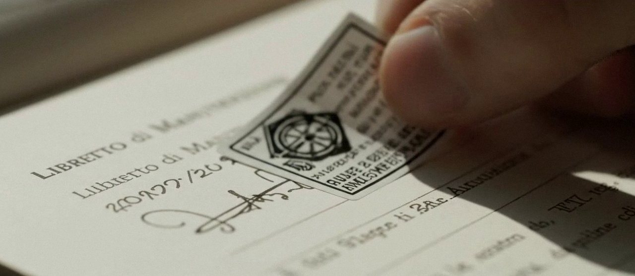 Firma sul libretto dell'impianto dopo l'intervento, durante la manutenzione di una caldaia Sime a Sommacampagna
