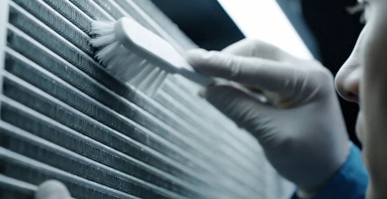 Pronto intervento caldaia Sime a Lavagno Tecnico che pulisce lo scambiatore di calore della caldaia, Verona e provincia, durante un pronto intervento di una caldaia Sime a Lavagno