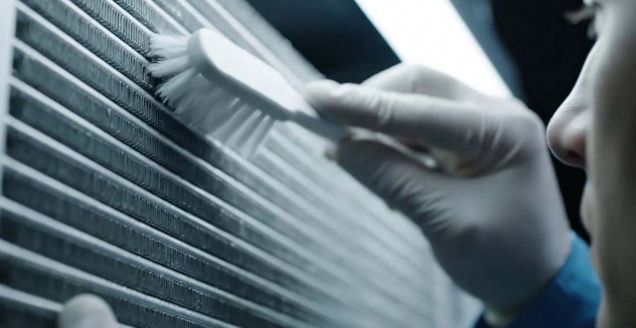 Pronto intervento caldaia Sime a Sona Tecnico che pulisce lo scambiatore di calore della caldaia, Verona e provincia, durante un pronto intervento di una caldaia Sime a Sona