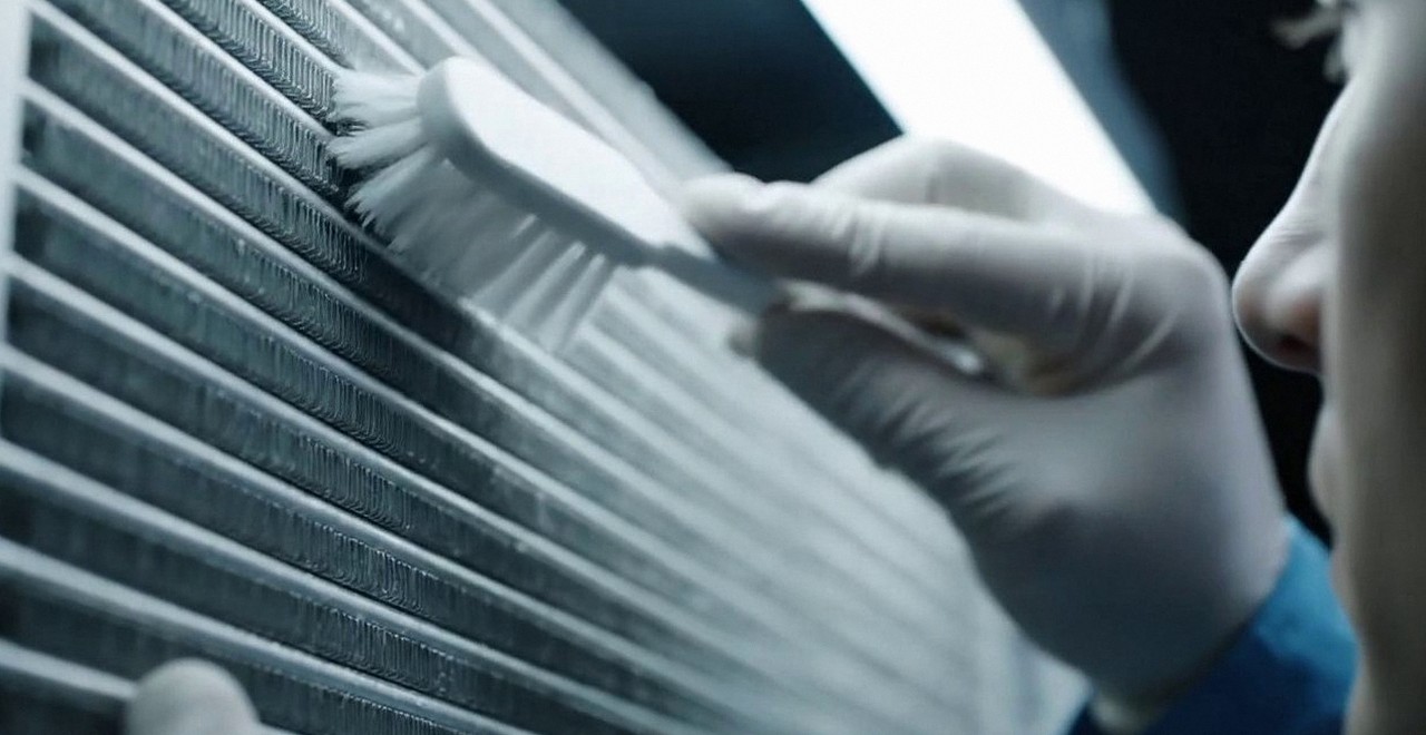 Tecnico che pulisce lo scambiatore di calore della caldaia, Verona e provincia, durante un pronto intervento di una caldaia Sime a Valeggio sul Mincio