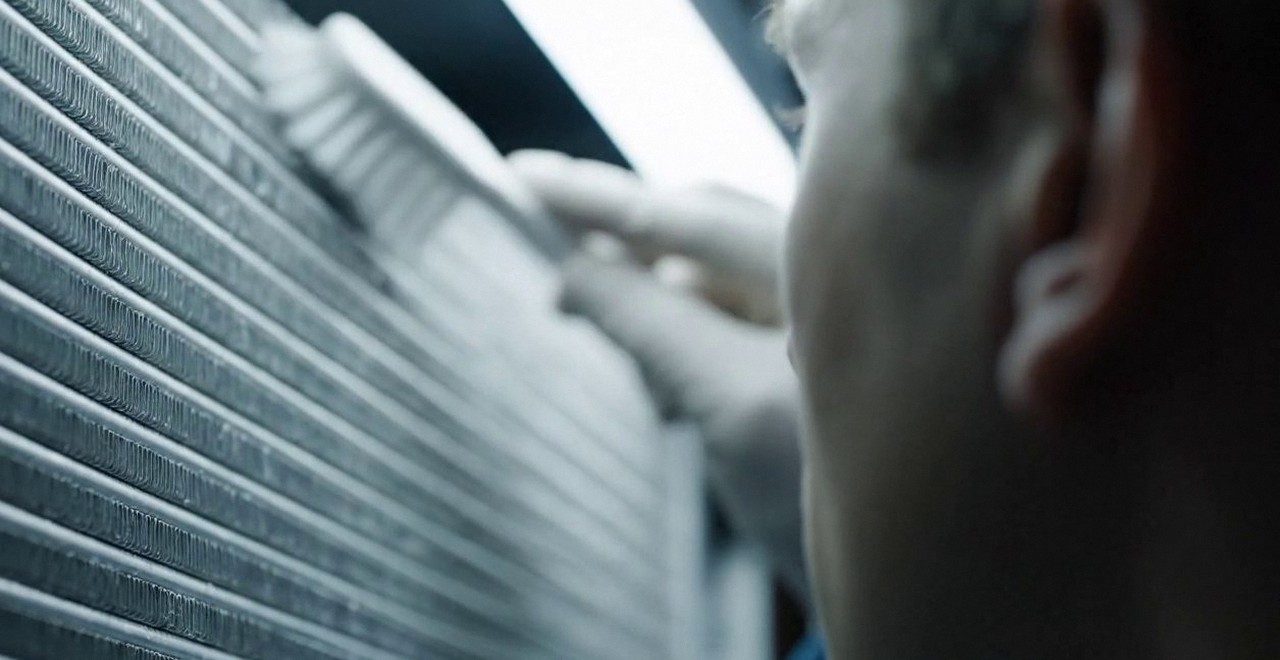 Tecnico che pulisce lo scambiatore di calore della caldaia, Verona e provincia, per leggere il codice errore di una caldaia Unical a Borgo Milano