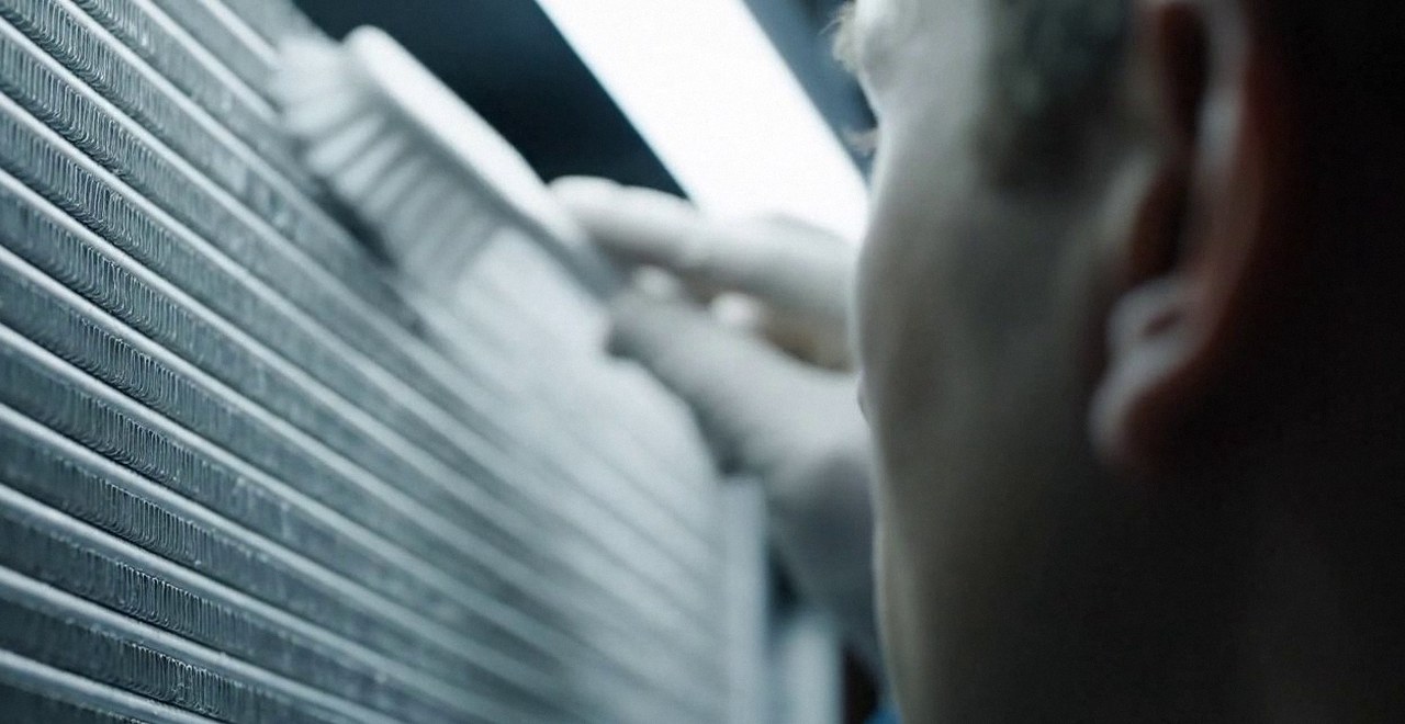 Tecnico che pulisce lo scambiatore di calore della caldaia, durante la manutenzione di una caldaia Unical a Borgo Trento