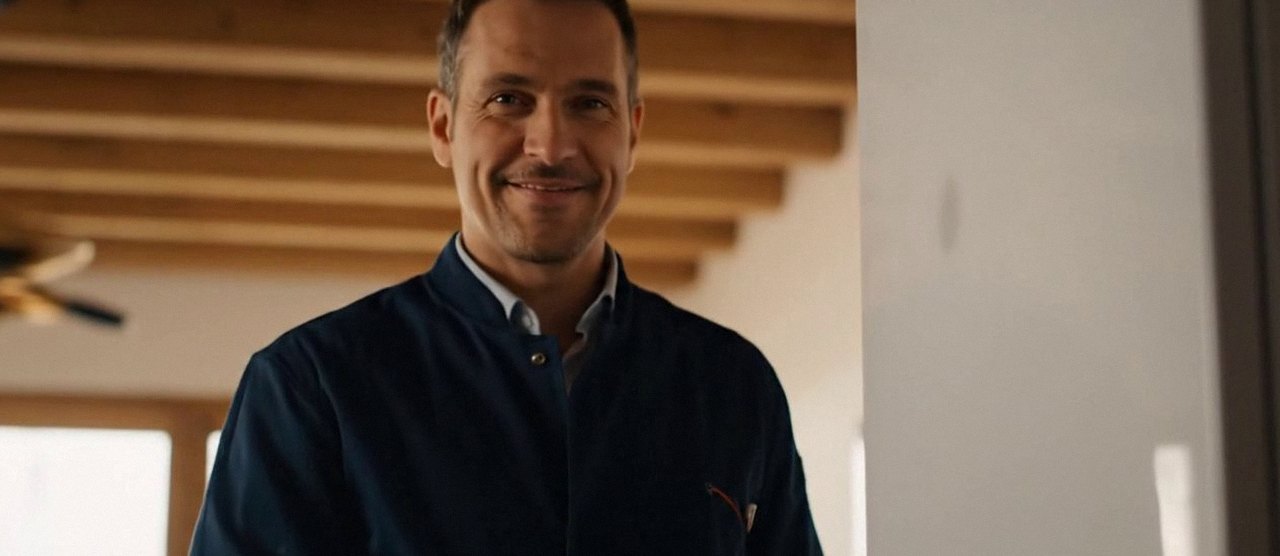 Tecnico sorridente in una casa dopo un intervento, Verona e provincia, per leggere il codice errore di una caldaia Vaillant a Pescantina