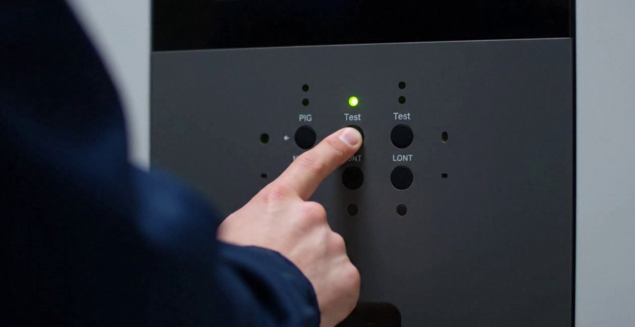 Pannello di una caldaia con la spia verde accesa, durante un pronto intervento di una caldaia Vaillant a Pescantina