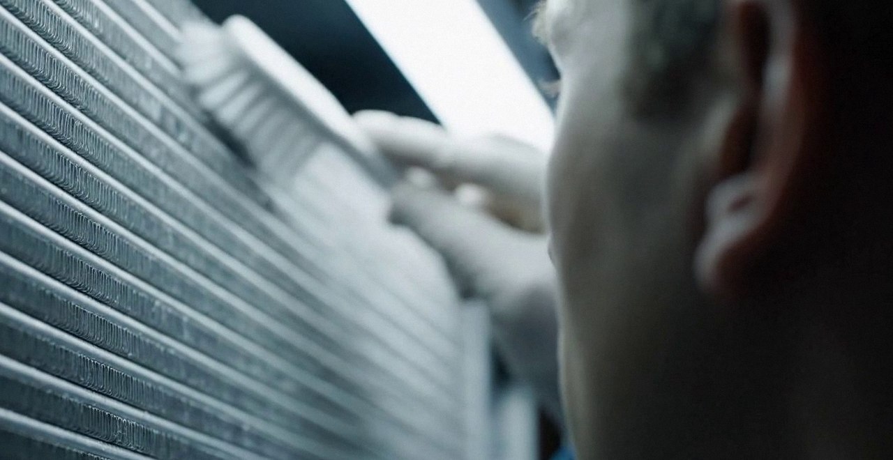 Pronto intervento caldaia Vaillant a Borgo Roma Pulizia dello scambiatore di calore con una spazzola, durante un pronto intervento di una caldaia Vaillant a Borgo Roma