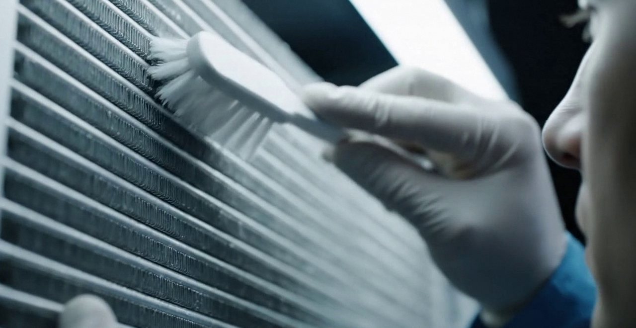 Pulizia dello scambiatore di calore con una spazzola, per leggere il codice errore di una caldaia Viessmann a Borgo Trento