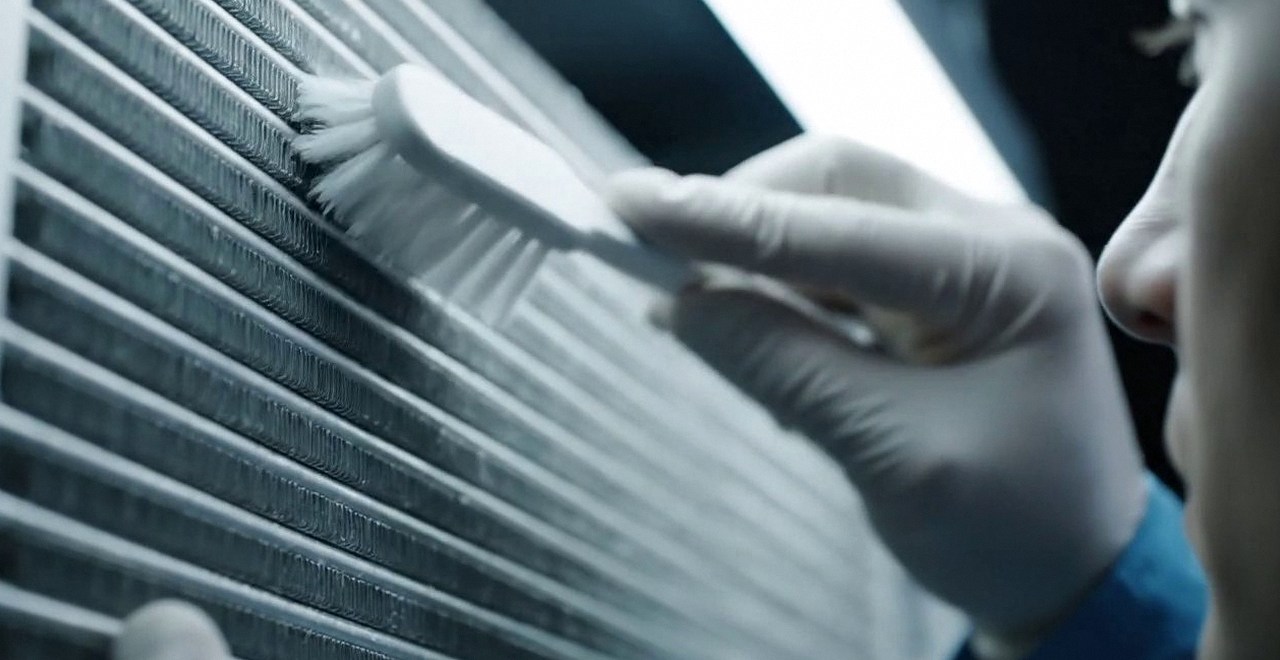 Pulizia dello scambiatore di calore con una spazzola, durante il lavaggio chimico dell'impianto di una caldaia Viessmann a Pescantina