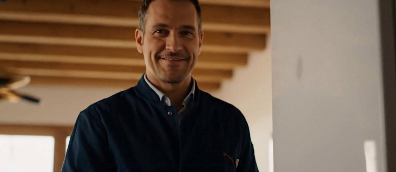 Tecnico sorridente in una casa dopo un intervento, durante il lavaggio chimico dell'impianto di una caldaia Viessmann a Zevio